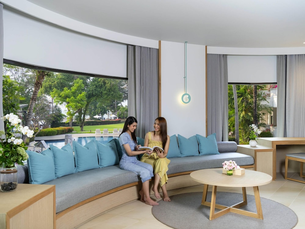 Suite Premier 1 Cama King Size, Vistas al Mar, Sala de Estar del hotel Novotel Rayong Rim Pae Resort. Foto 2