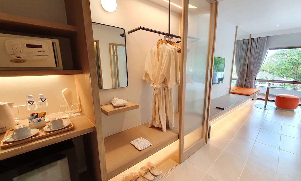 Habitación Premier 1 Cama King Size, Vistas al Jardín del hotel Novotel Rayong Rim Pae Resort. Foto 3