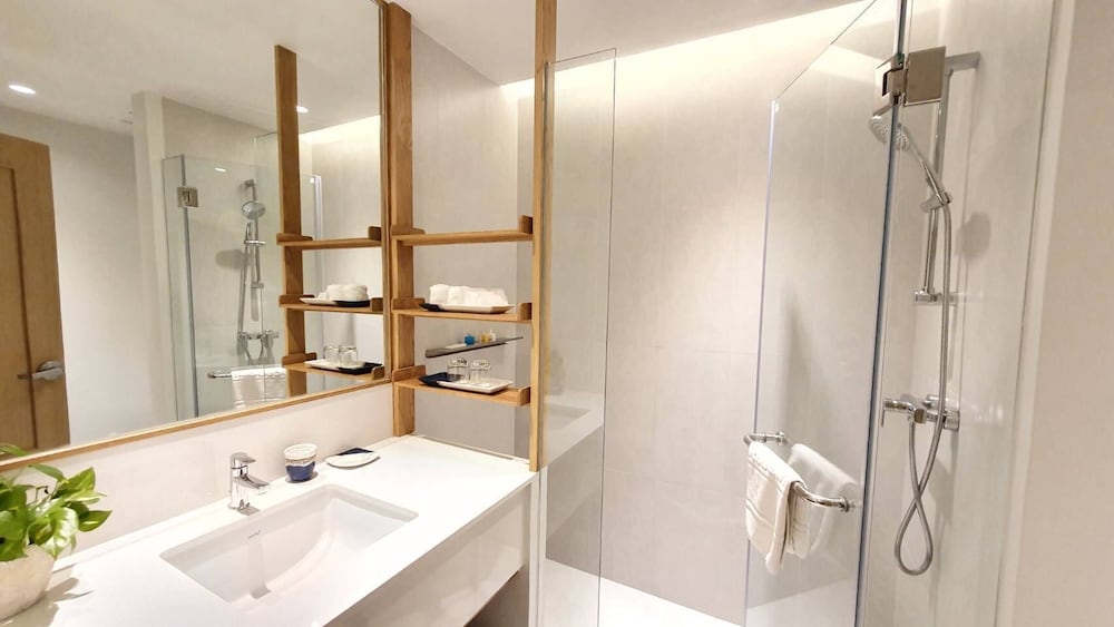 Habitación Premier 1 Cama King Size, Vistas al Jardín del hotel Novotel Rayong Rim Pae Resort. Foto 12