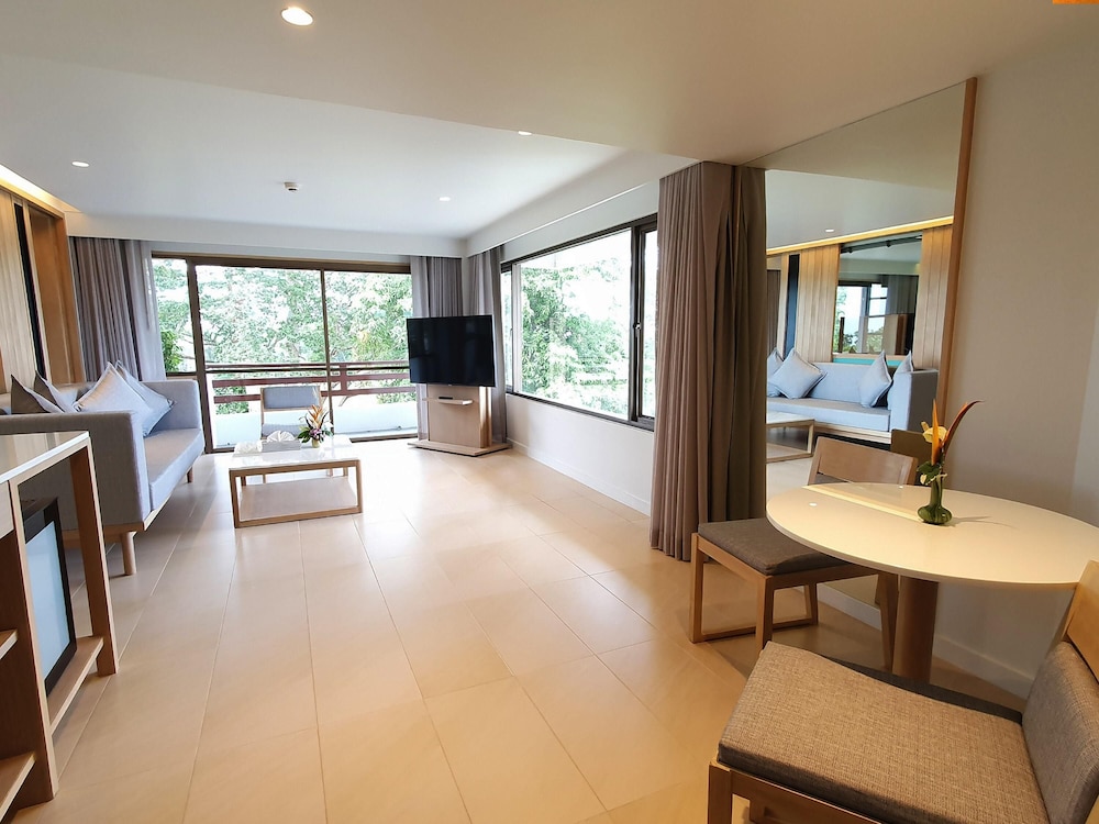 Suite Superior 1 Cama King Size, Vistas al Mar, Sala de Estar del hotel Novotel Rayong Rim Pae Resort. Foto 3