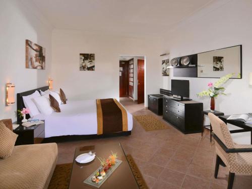 Habitación Deluxe con vistas parciales al mar - cama extragrande del hotel Mövenpick Resort El Sokhna. Foto 3