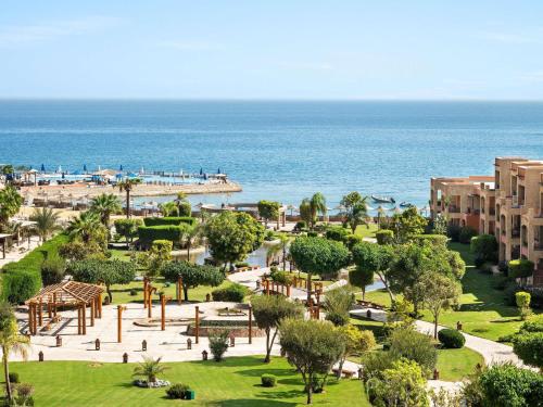 Suite Familiar con vistas al mar del hotel Mövenpick Resort El Sokhna
