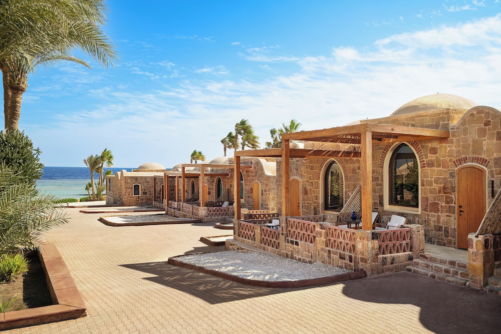 Habitación superior, 1 cama de matrimonio, vistas parciales al mar del hotel Mövenpick Resort El Quseir. Foto 6