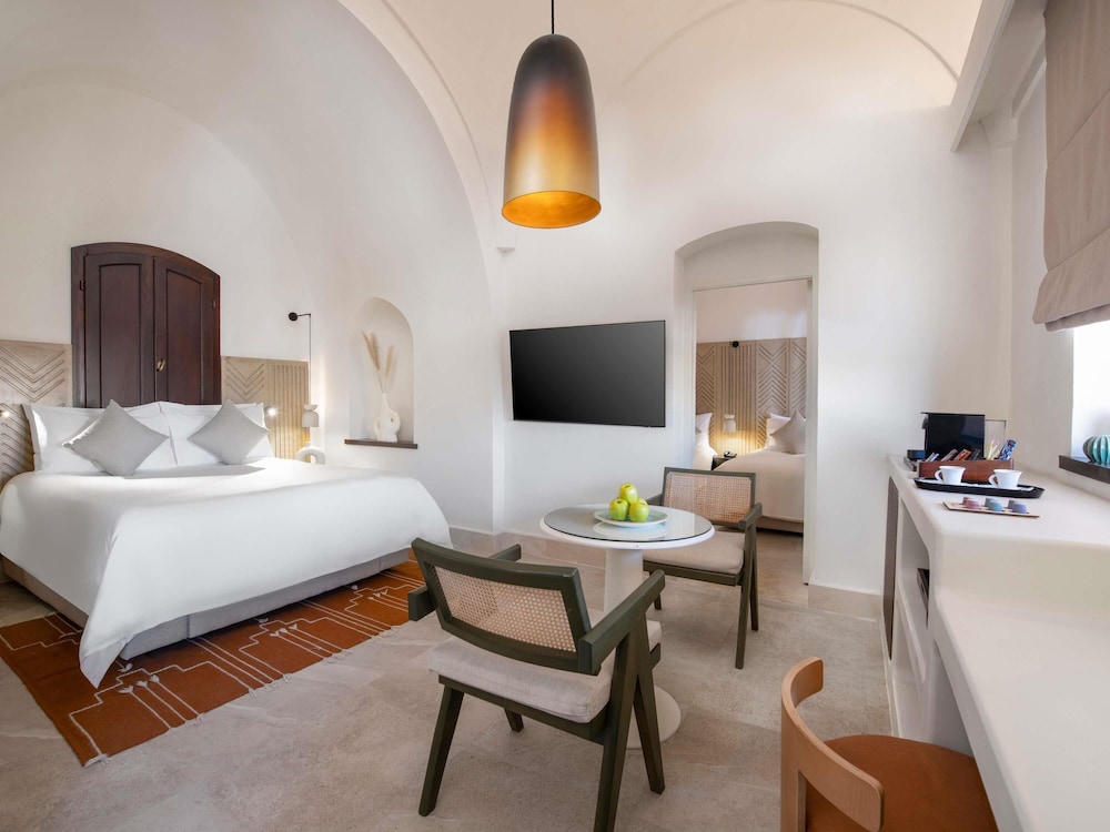 Habitación superior, 1 cama de matrimonio, vistas parciales al mar del hotel Mövenpick Resort El Quseir. Foto 8
