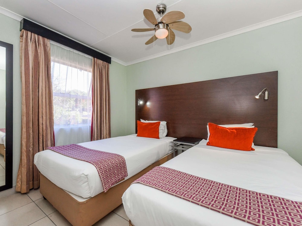 Habitación Superior con 1 cama doble y 2 camas individuales del hotel Mercure Nelspruit