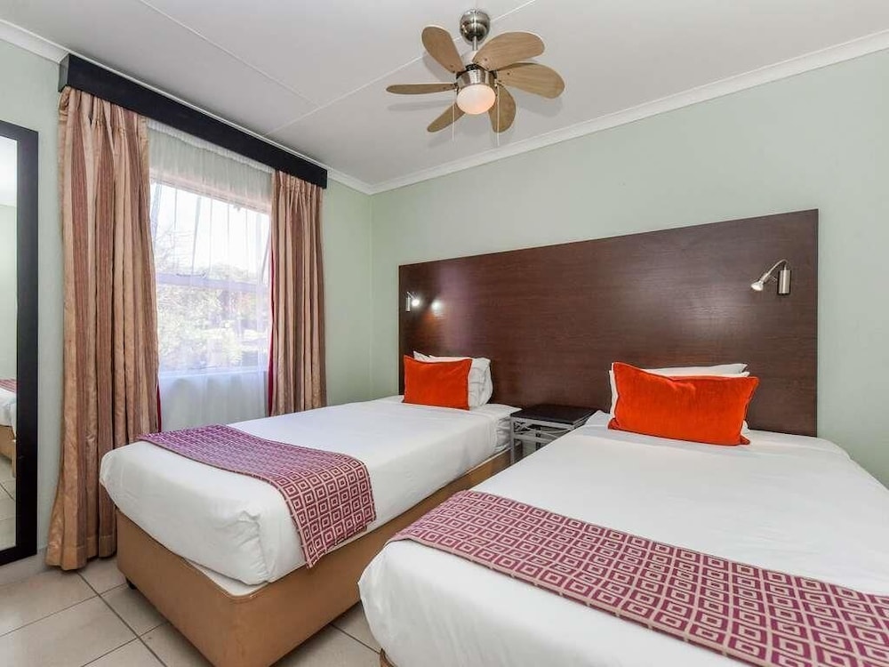 Habitación Superior con 1 cama doble y 2 camas individuales del hotel Mercure Nelspruit. Foto 3