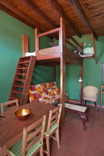 Two-Bedroom Apartment (3 Adults) del hotel Alojamientos El Tejado