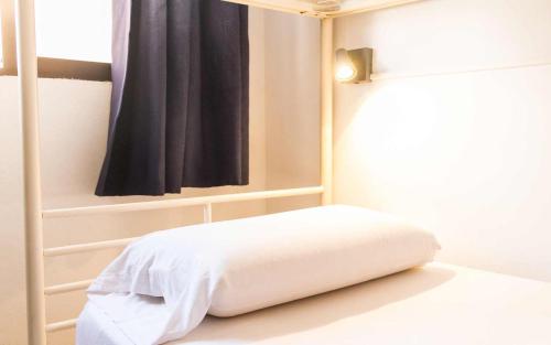 Cama en habitación compartida mixta de 8 camas del hotel Casa Grande Surf. Foto 2