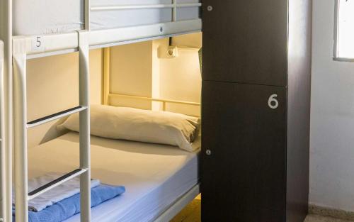 Cama en habitación compartida mixta de 8 camas del hotel Casa Grande Surf. Foto 3