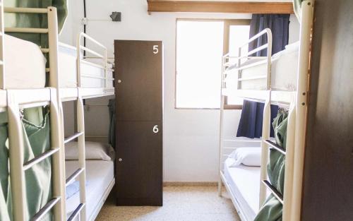 Cama en habitación compartida mixta de 8 camas del hotel Casa Grande Surf. Foto 4