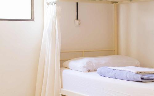 Cama en habitación compartida mixta de 6 camas del hotel Casa Grande Surf. Foto 3