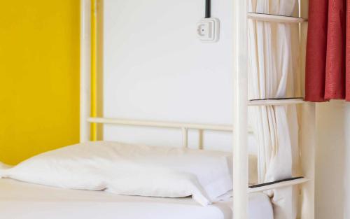 Cama en habitación compartida mixta de 6 camas del hotel Casa Grande Surf. Foto 4