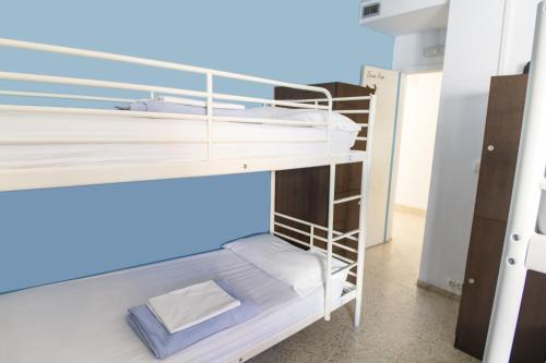 Cama en habitación compartida mixta de 8 camas del hotel Casa Grande Surf