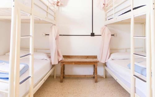 Cama en habitación femenina compartida de 4 camas del hotel Casa Grande Surf. Foto 3