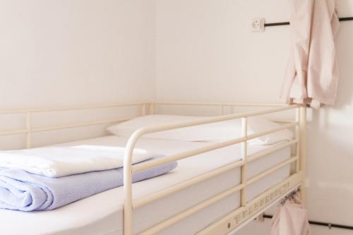 Cama en habitación femenina compartida de 4 camas del hotel Casa Grande Surf. Foto 7