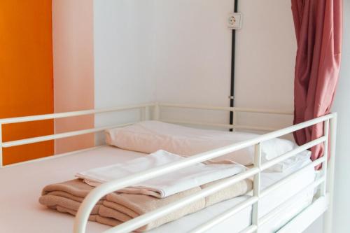 Cama en habitación compartida mixta de 6 camas del hotel Casa Grande Surf. Foto 11