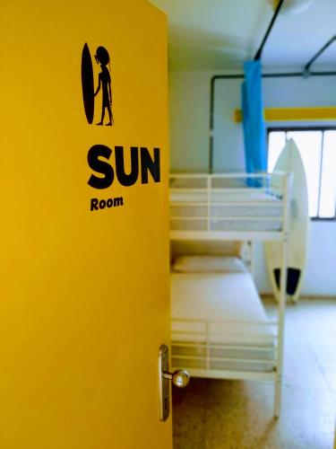 Cama en habitación compartida mixta de 4 camas del hotel Casa Grande Surf. Foto 1