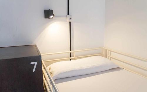 Cama en habitación compartida mixta de 8 camas del hotel Casa Grande Surf. Foto 2