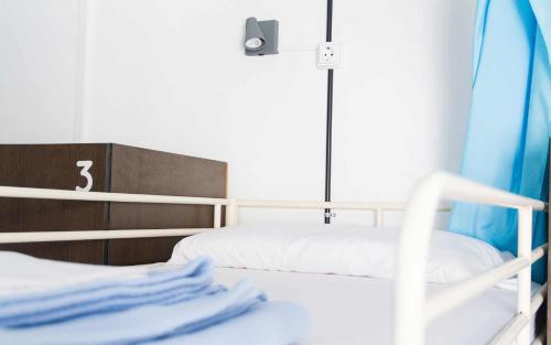 Cama en habitación compartida mixta de 8 camas del hotel Casa Grande Surf. Foto 3