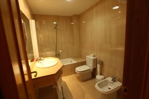 Habitación Doble con cama supletoria del hotel Anabel Baza. Foto 1
