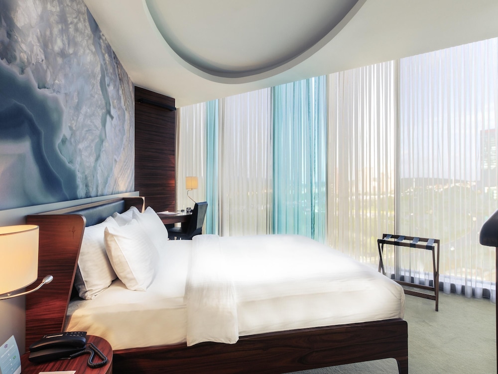 Habitación de categoría superior con cama king size del hotel Mercure Istanbul Umraniye