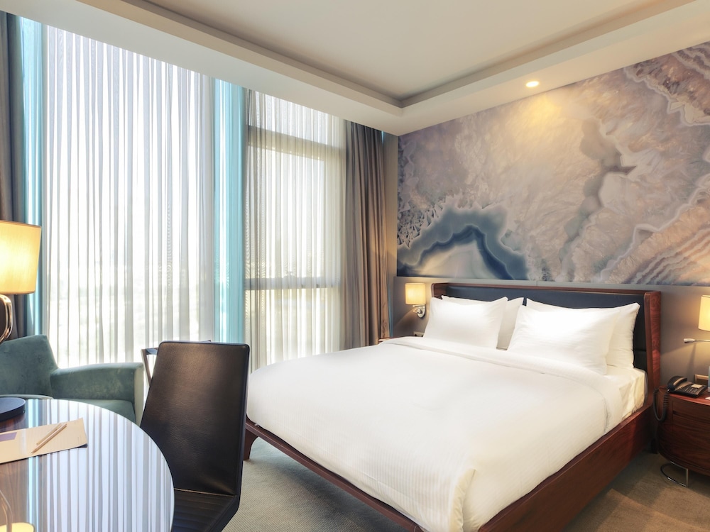 Habitación de categoría superior con cama king size del hotel Mercure Istanbul Umraniye. Foto 2