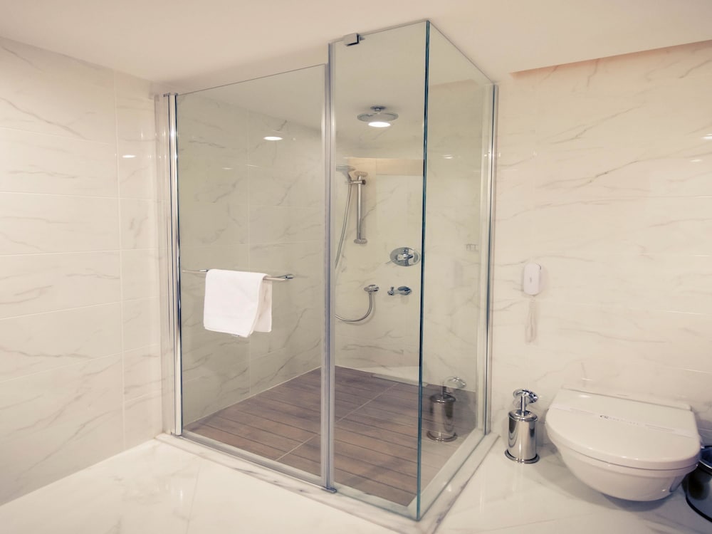 Habitación de categoría superior con cama king size del hotel Mercure Istanbul Umraniye. Foto 4
