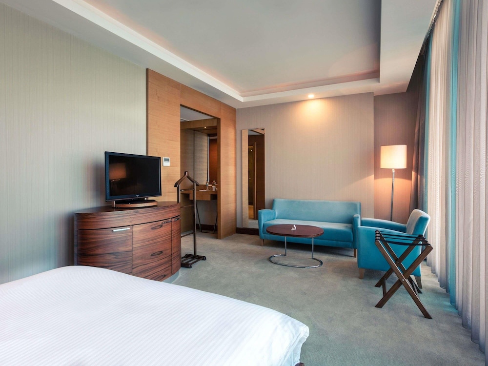 Habitación Deluxe con cama king size del hotel Mercure Istanbul Umraniye. Foto 3