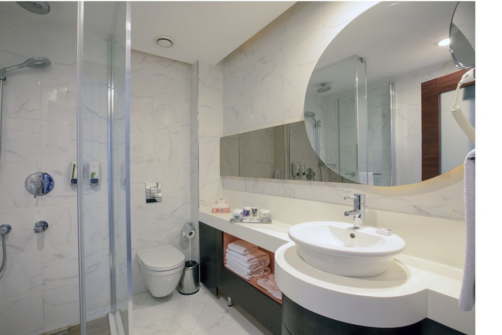 Habitación Deluxe con cama king size del hotel Mercure Istanbul Umraniye. Foto 4