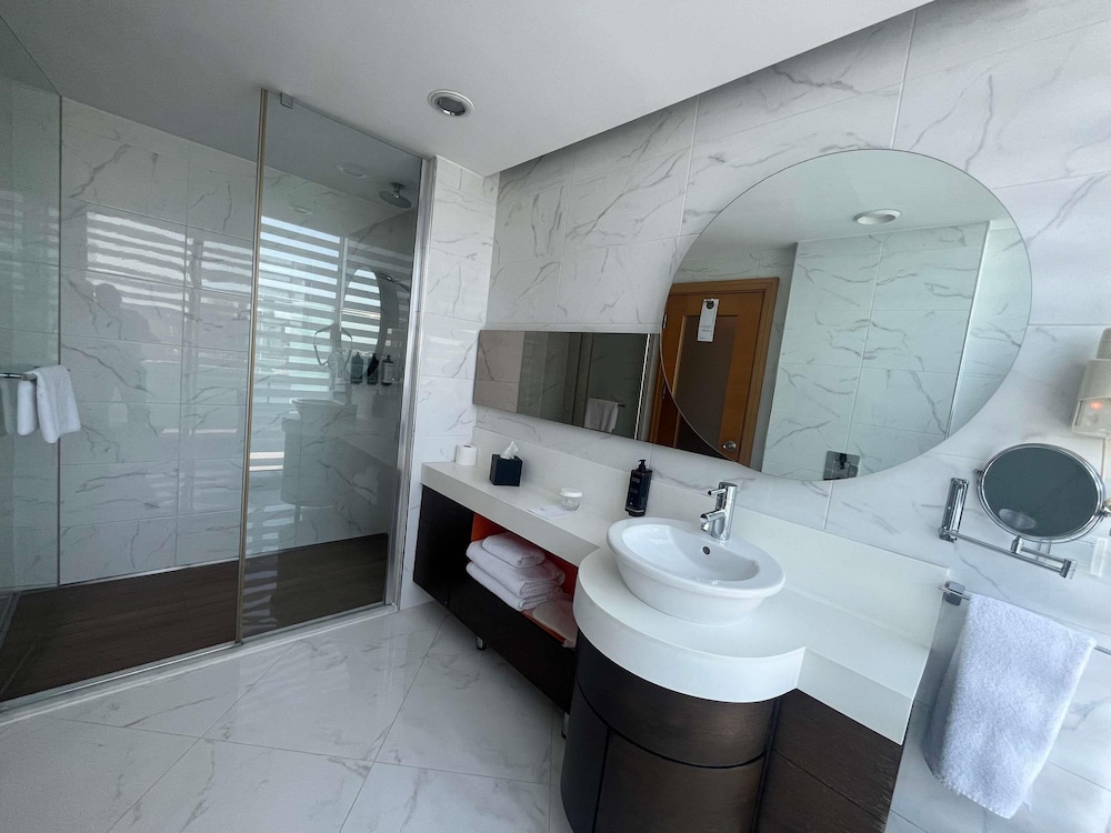 Junior Suite con Terraza del hotel Mercure Istanbul Umraniye. Foto 9