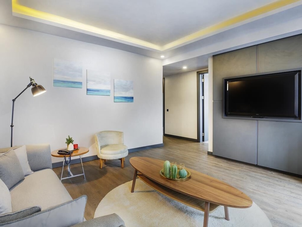 Suite King con terraza del hotel Mercure Istanbul Umraniye. Foto 5