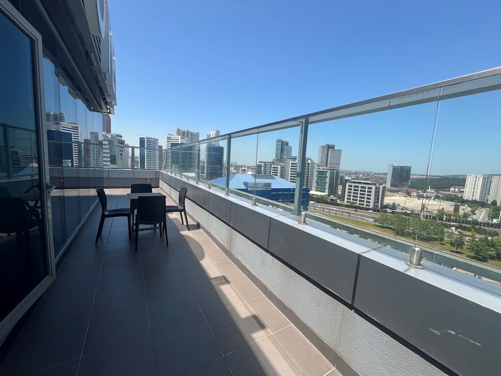 Suite King con terraza del hotel Mercure Istanbul Umraniye. Foto 6