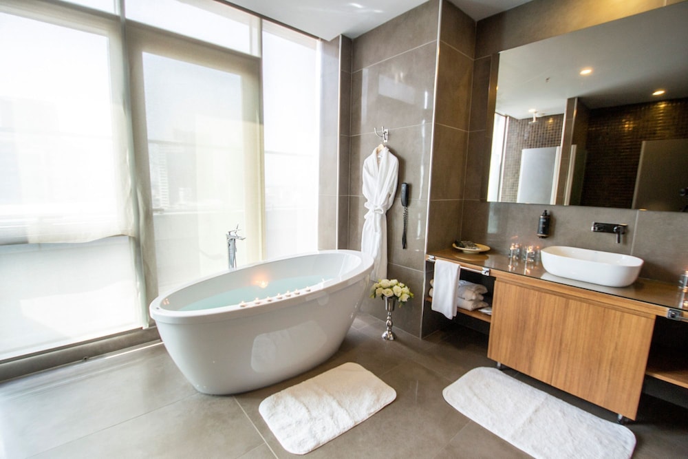 Suite King con terraza del hotel Mercure Istanbul Umraniye. Foto 8