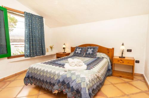 Casita de campo de un dormitorio con vistas a las montañas del hotel Casa Rural La Capellania. Foto 1