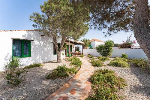 Casita de campo de un dormitorio con vistas a las montañas del hotel Casa Rural La Capellania. Foto 2
