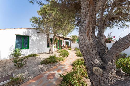 Casita de campo de un dormitorio con vistas a las montañas del hotel Casa Rural La Capellania. Foto 4