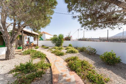 Casita de campo de un dormitorio con vistas a las montañas del hotel Casa Rural La Capellania. Foto 5