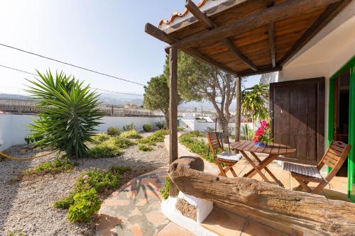 Casita de campo de un dormitorio con vistas a las montañas del hotel Casa Rural La Capellania. Foto 7