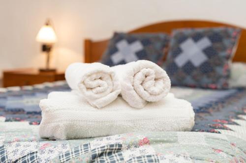 Casita de campo de un dormitorio con vistas a las montañas del hotel Casa Rural La Capellania. Foto 9