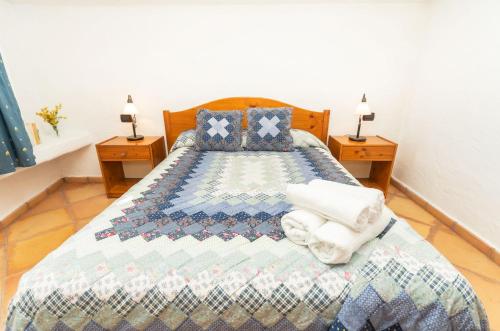 Casita de campo de un dormitorio con vistas a las montañas del hotel Casa Rural La Capellania. Foto 10
