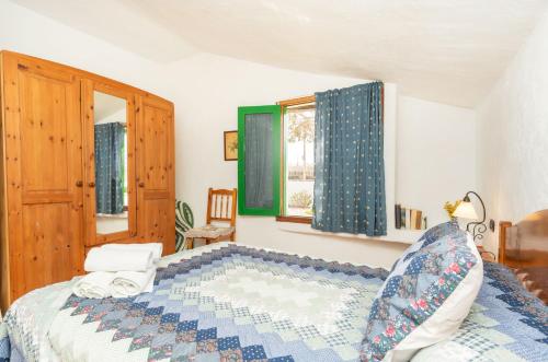 Casita de campo de un dormitorio con vistas a las montañas del hotel Casa Rural La Capellania. Foto 14