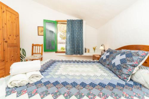 Casita de campo de un dormitorio con vistas a las montañas del hotel Casa Rural La Capellania. Foto 20