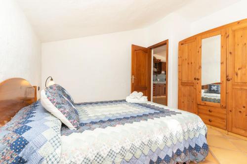 Casita de campo de un dormitorio con vistas a las montañas del hotel Casa Rural La Capellania. Foto 22