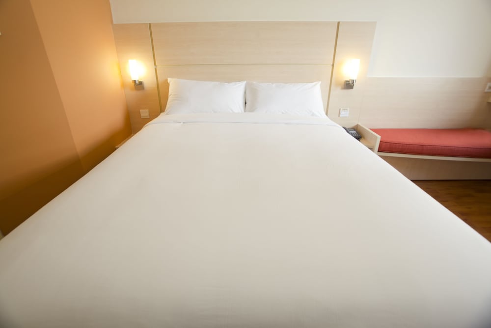 Habitación Estándar con 1 Cama Queen del hotel Ibis Saigon South. Foto 1