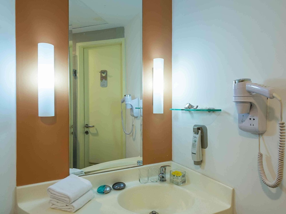 Habitación Estándar con 1 Cama Queen del hotel Ibis Saigon South. Foto 4