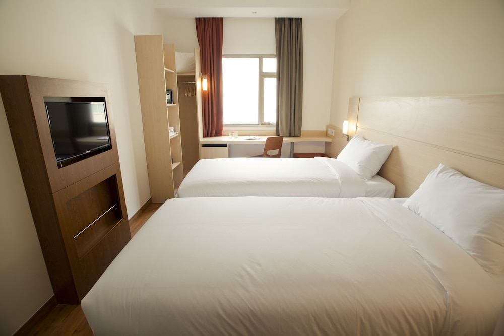 Habitación estándar con dos camas individuales del hotel Ibis Saigon South. Foto 1