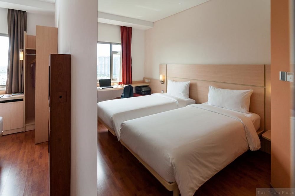 Habitación estándar con dos camas individuales del hotel Ibis Saigon South. Foto 3
