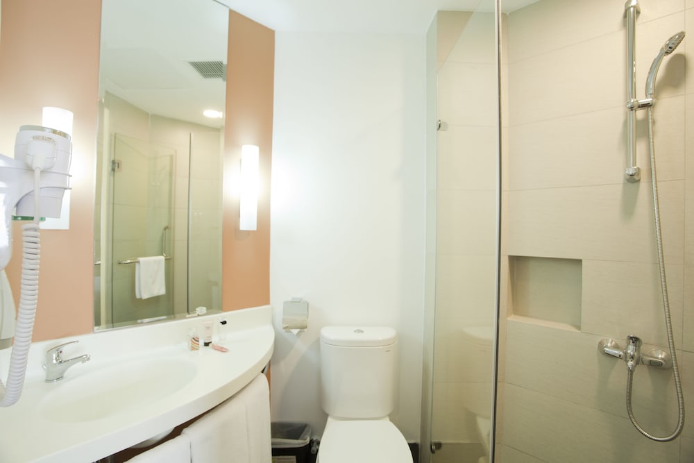 Habitación estándar con dos camas individuales del hotel Ibis Saigon South. Foto 7