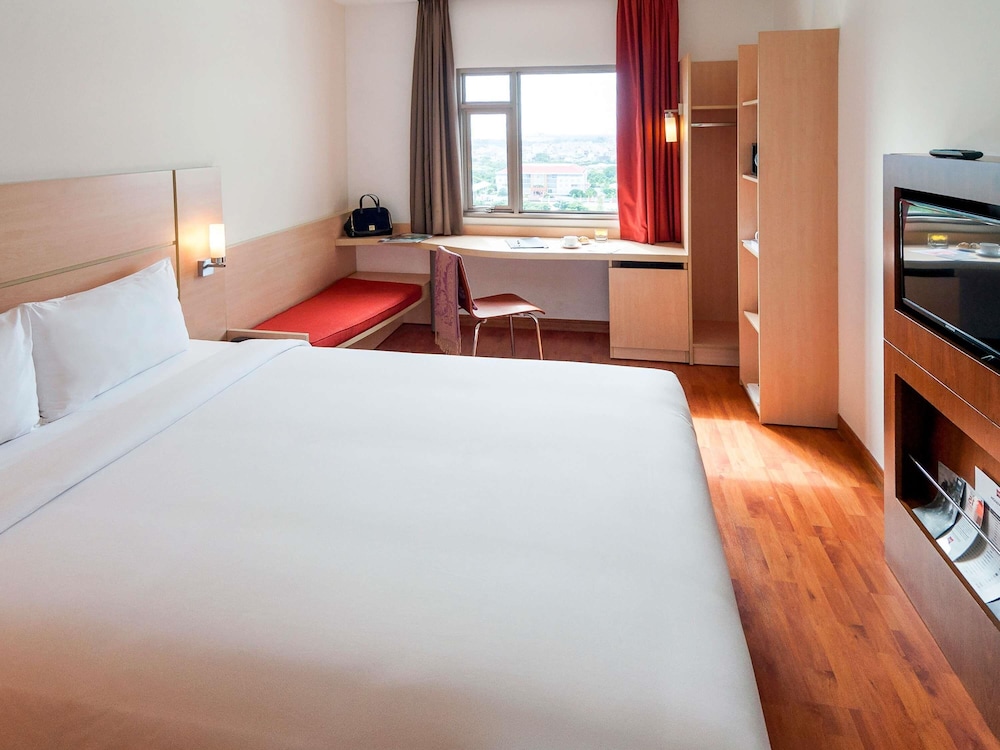 Habitación Estándar con 1 Cama Queen del hotel Ibis Saigon South. Foto 9