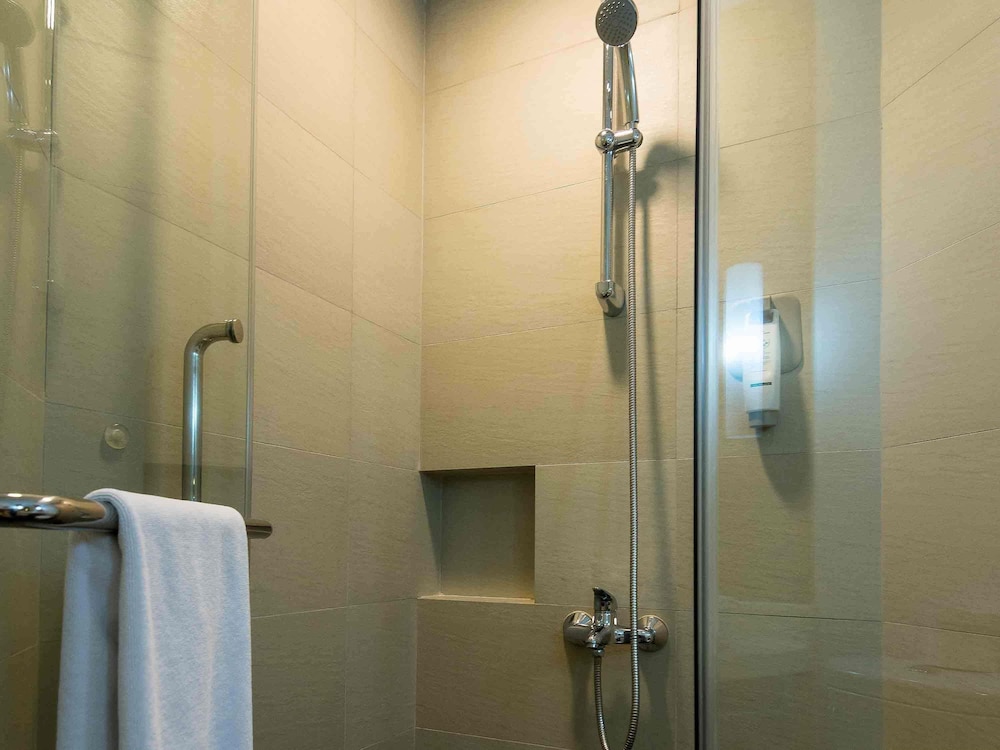 Habitación estándar con dos camas individuales del hotel Ibis Saigon South. Foto 8